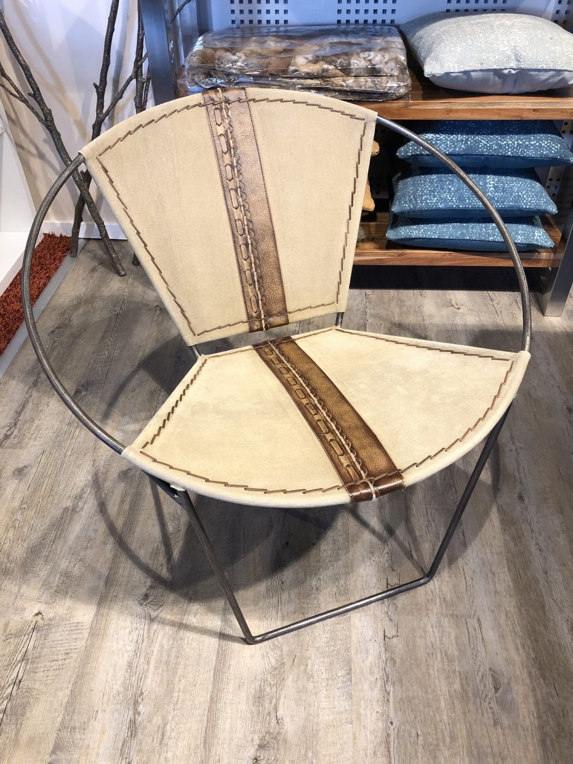 1548947155-wohnzimmer-stuhl