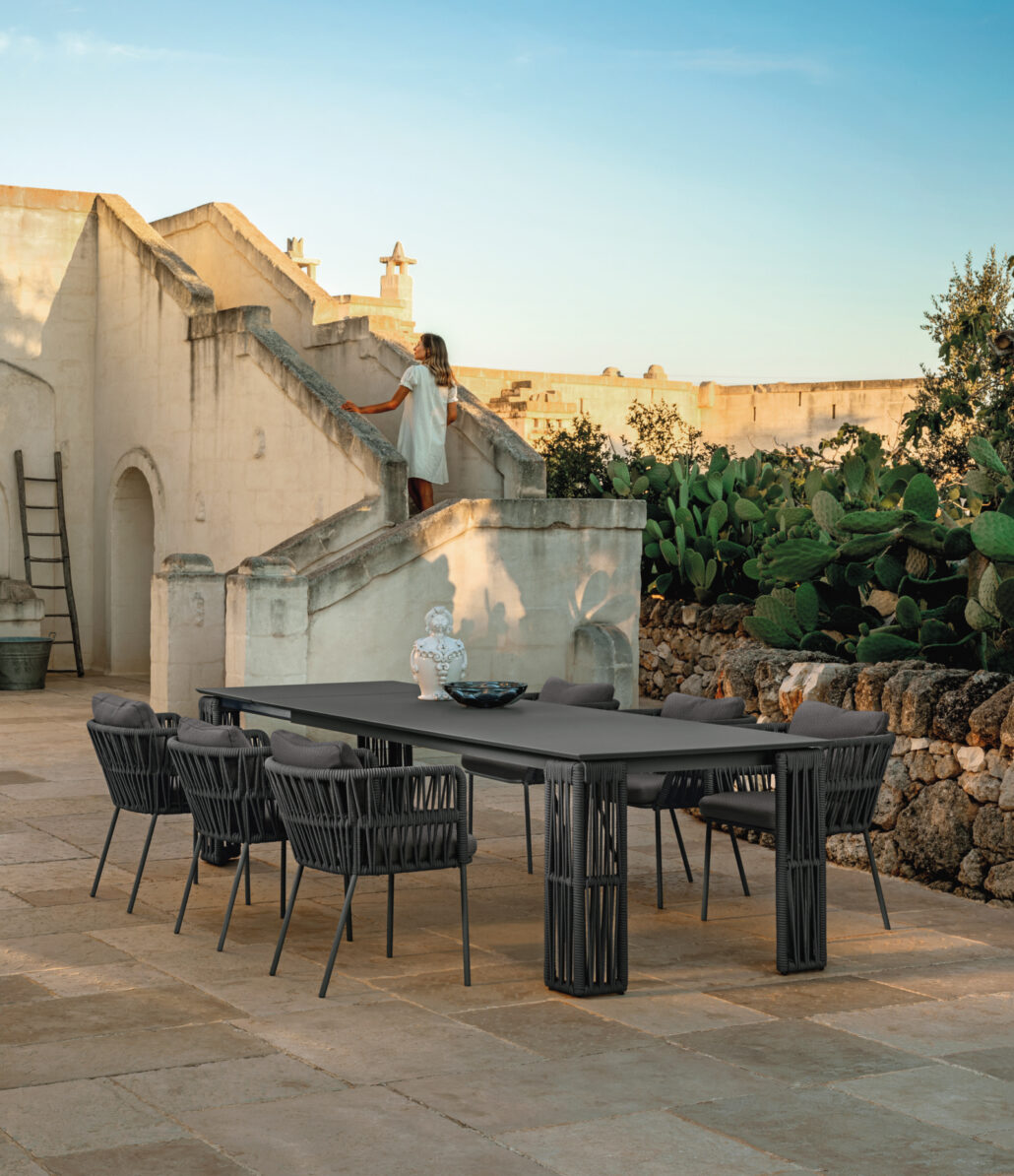 Talenti Gartenmöbel Garnitur Cliff in beige mit grossen Polstern und Talenti Beistelltisch Cliff, Stühle und Esstisch von Talennti für Balkon, Terrasse, Dachterrasse und Poolbereich