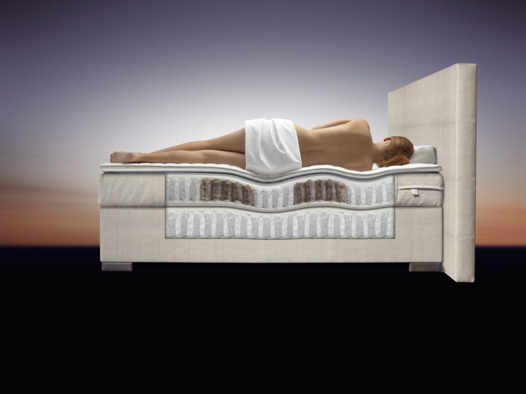 Boxspringbett Philrouge EOS Querschnitt mit Person, welche ergonomisch korrekt liegt