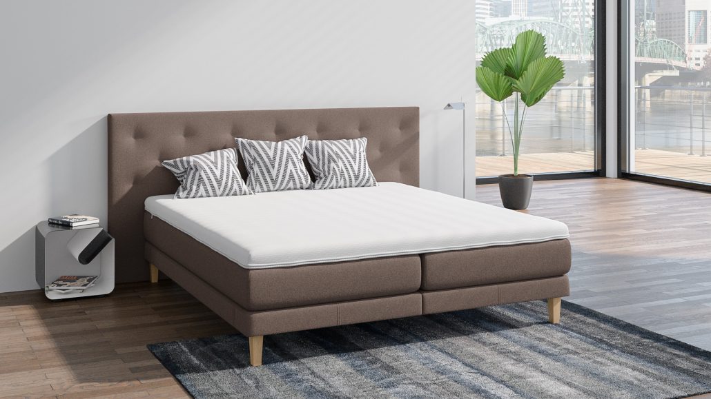 Boxspringbett Philrouge EOS Slim inszeniert in braun mit Holzfüssen und Dekokissen