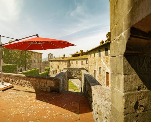 Der Glatz Sombrano S+ in rot bietet viel Schatten auf einer grosszügigen Terrasse in Italien