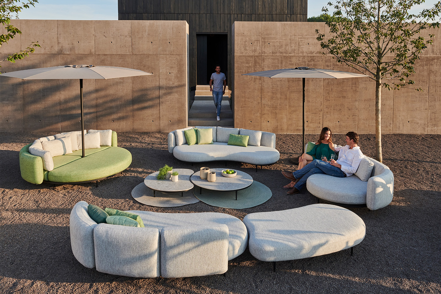 Royal Botania Outdoor Lounge-Set Organix im Mid-Century Modern Stil und grossem Sonnenschirm