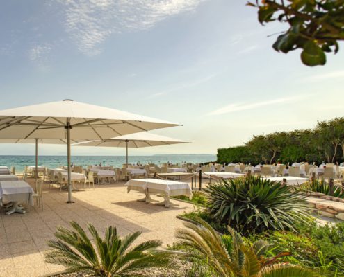 Glatz Sonnenschirme Palazzo in hellem Farbton in einem Resort am Meer