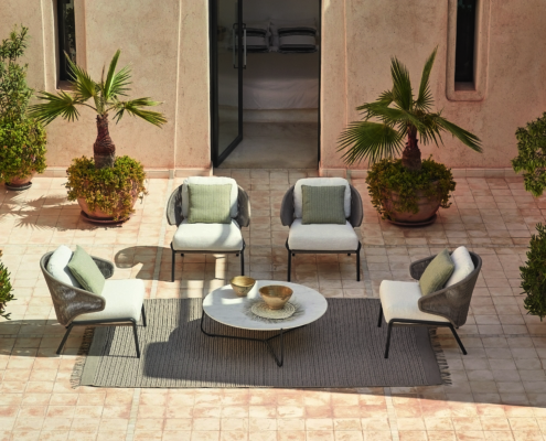 Manutti Radius Lounge Sessel mit Beistelltisch und Outdoor Teppich
