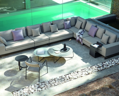 Manutti Outdoor Möbel Zendo Lounge Ecke mit anthrzait Füssen und Dekoelementen wie Beistelltische und einem Lounge Sessel