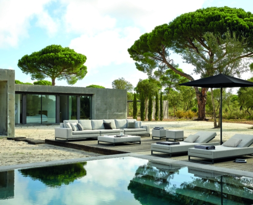 Manutti Outdoor Möbel Zendo Lounge mit Liegen kombiniert am Pool