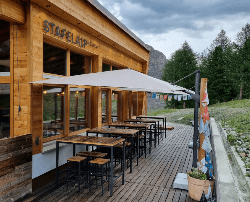 Referenzobjekt Bergrestaurant Stafelalp mit Glatz Sonnenschirmen