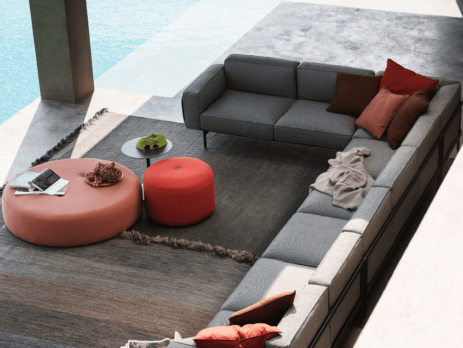 Roda Estendo Lounge mit roten Outdoor Dekokissen