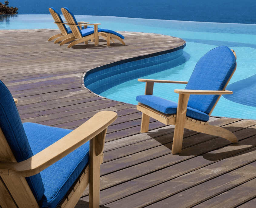 Teak Lounge Sessel mit blauer Polsterauflage von Arco am Pool