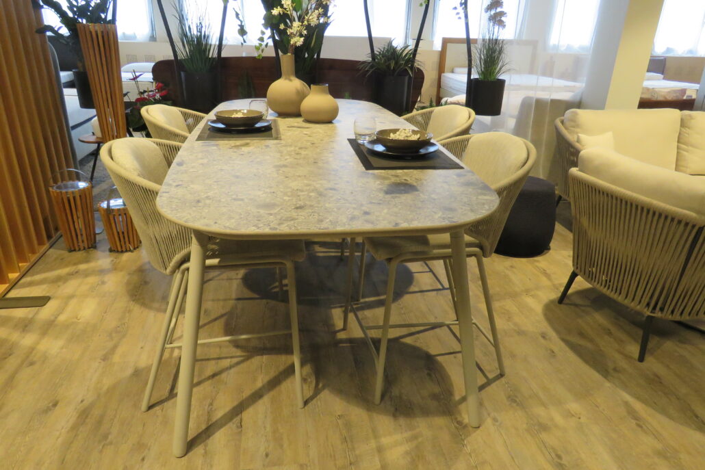 Manutti high dining Radoch Stühle und Minus Tisch Manutti high dining Radoch Stühle und Minus Tisch