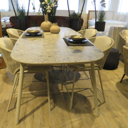 Manutti high dining Radoch Stühle und Minus Tisch